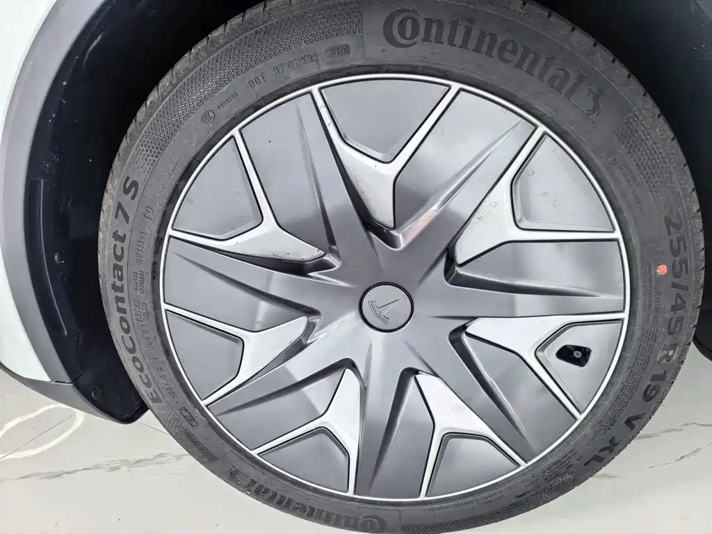 Tesla Model Y L — миниатюра 17