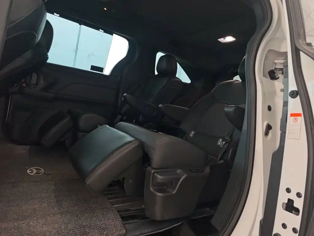 Toyota Granvia — миниатюра 17