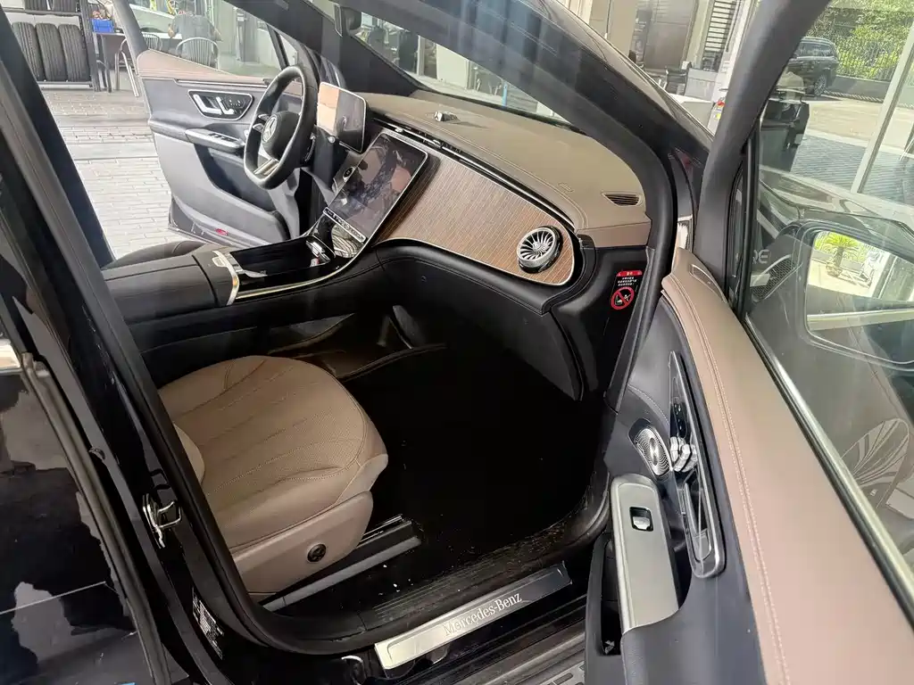 Mercedes-Benz EQE SUV — миниатюра 7