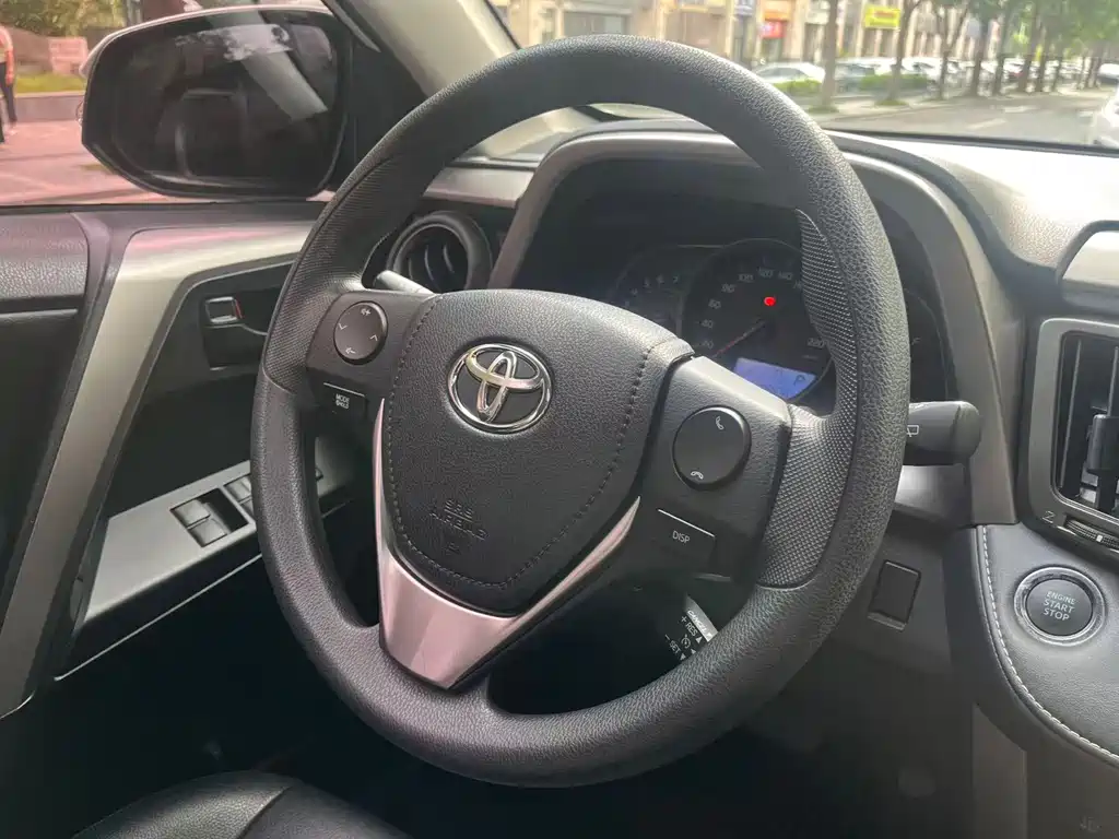 Toyota RAV4 — миниатюра 4