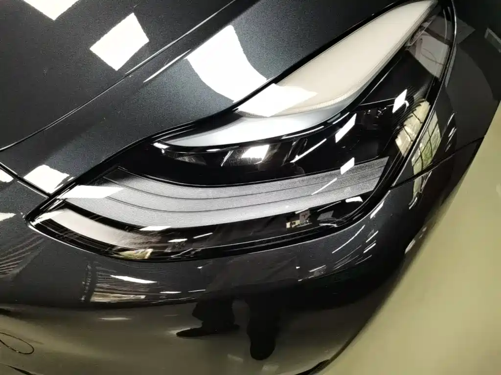 Tesla Model Y — миниатюра 24
