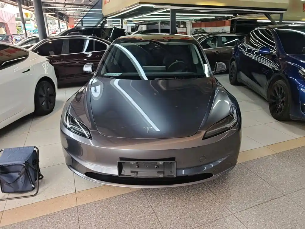 Tesla Model 3 — миниатюра 3