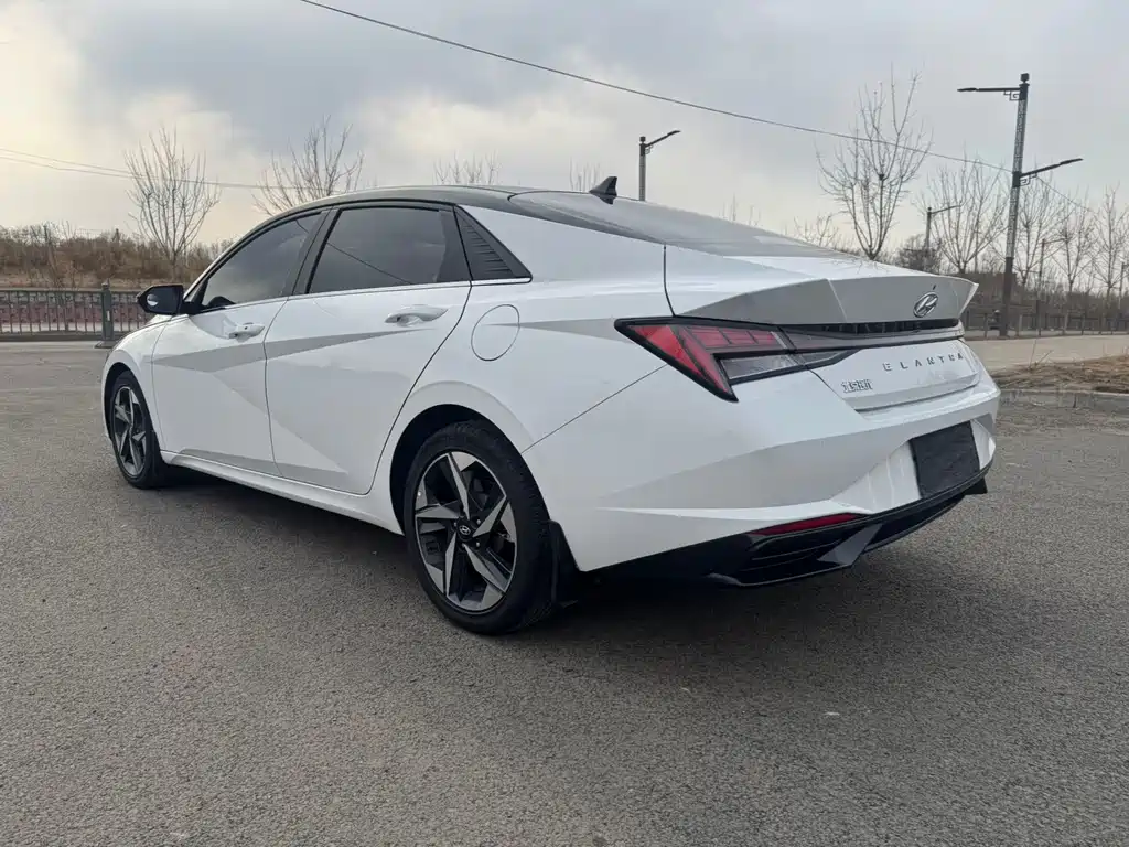 HYUNDAI ELANTRA