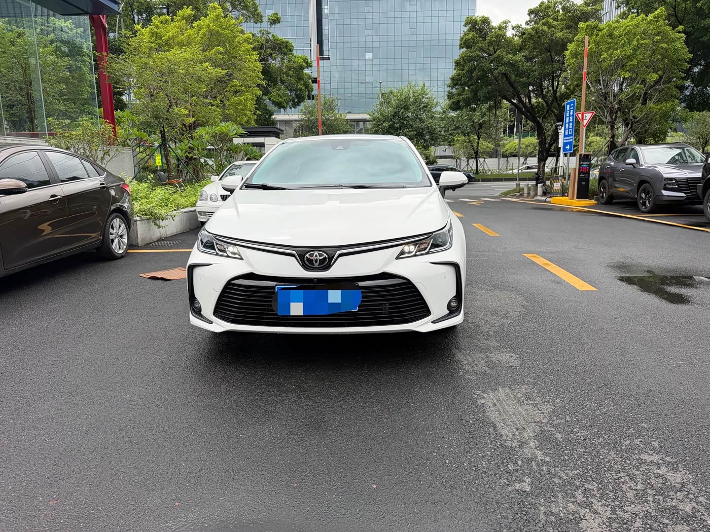 Toyota Corolla 1.2 л 2024 г. Белый, пробег 5000 км