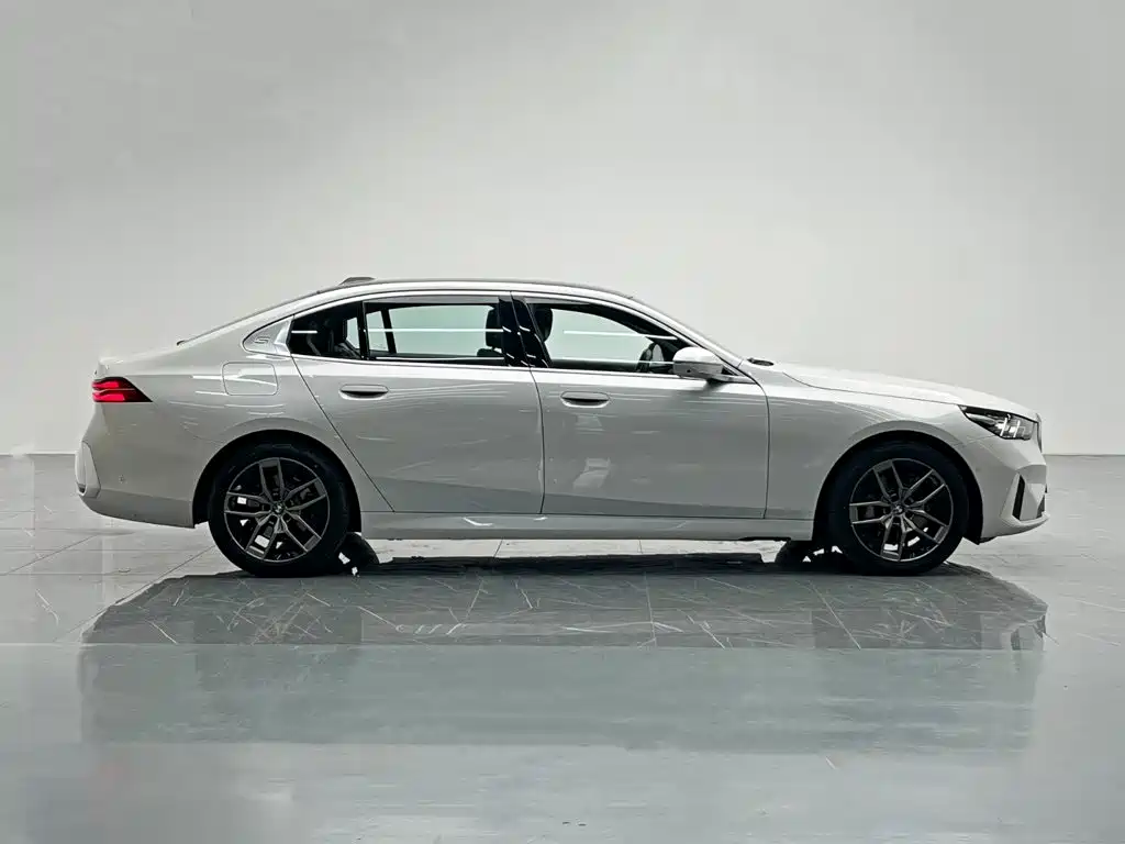 BMW 5 Series — миниатюра 7