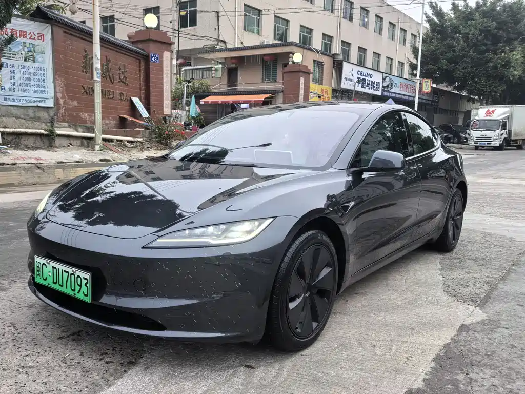 TESLA MODEL 3