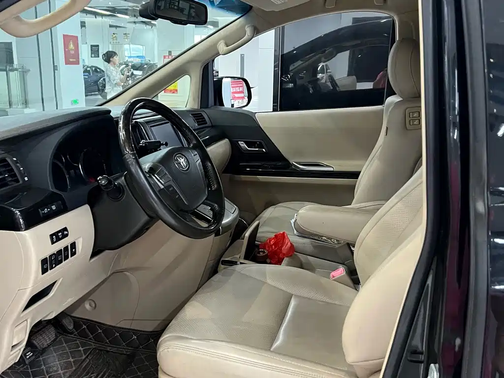 Toyota Alphard — миниатюра 7