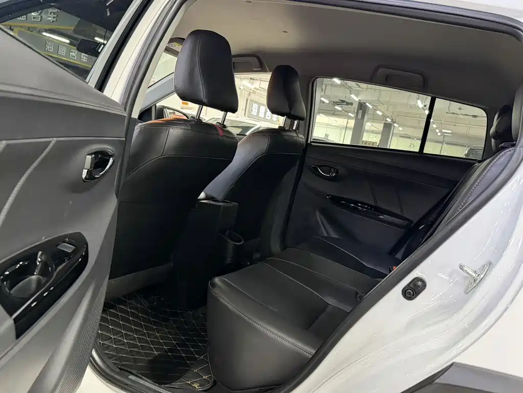 Toyota Yaris L — миниатюра 6