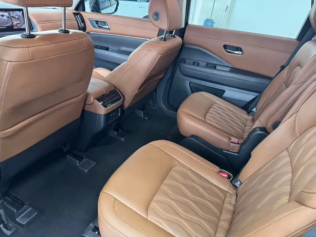 NISSAN EXPLORING THE LAND