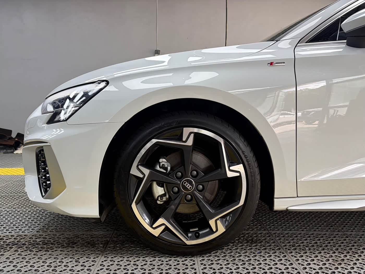 Audi A3 1.4 л 2023 г. Белый, пробег 22500 км