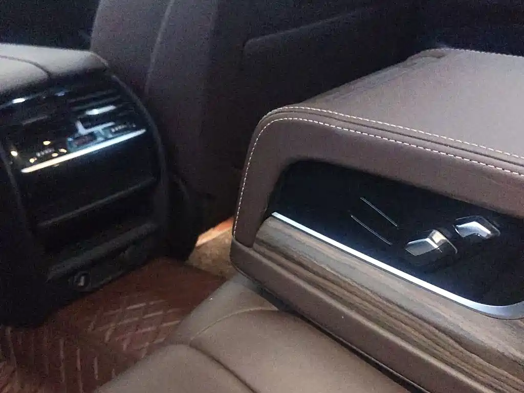 BMW 5 Series New Energy — миниатюра 8