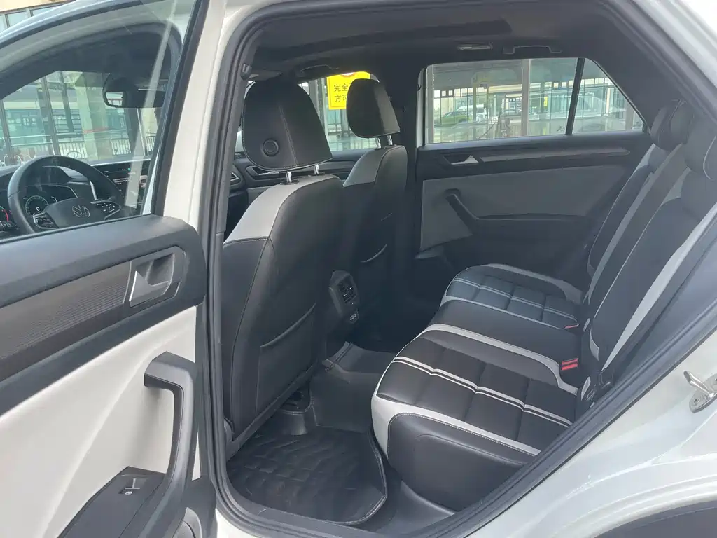 VOLKSWAGEN T ROC EXPLORING SONGS