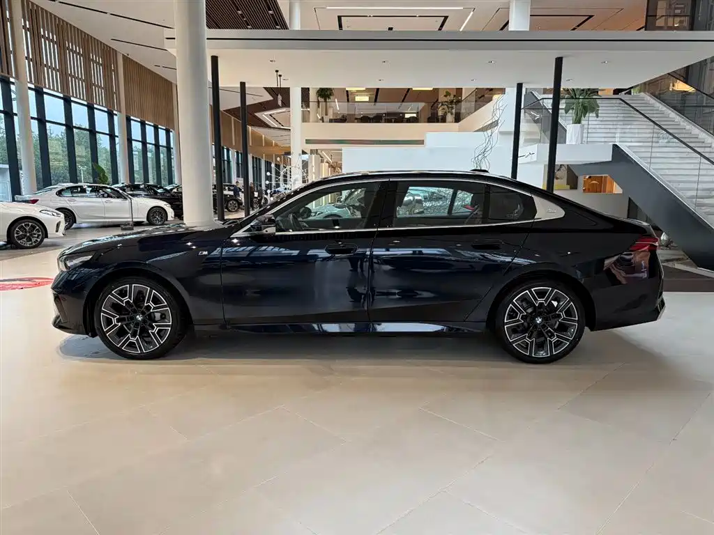 BMW 5 Series — миниатюра 12
