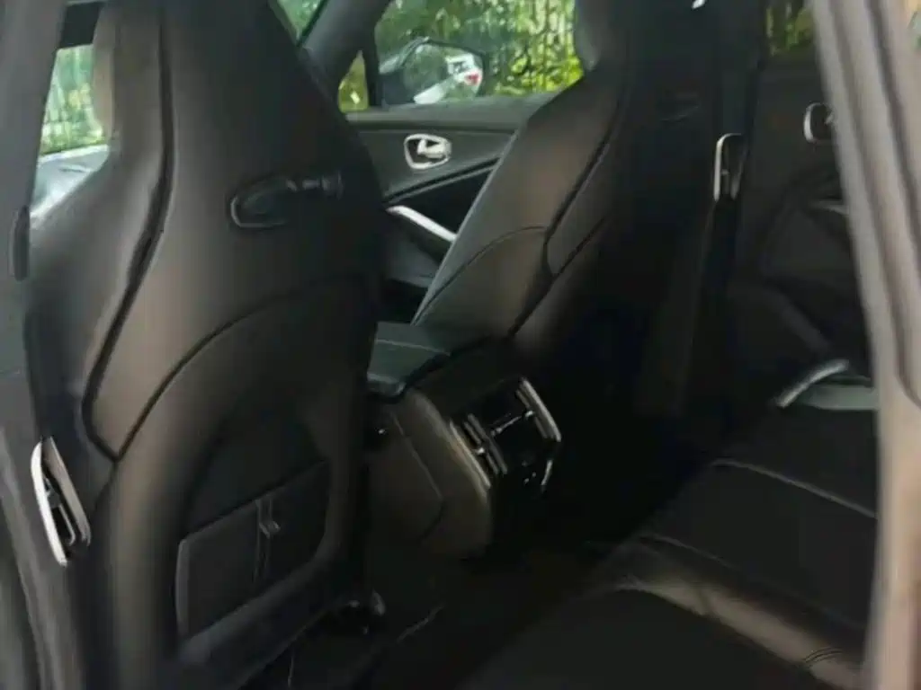 Aston Martin DBX — миниатюра 11