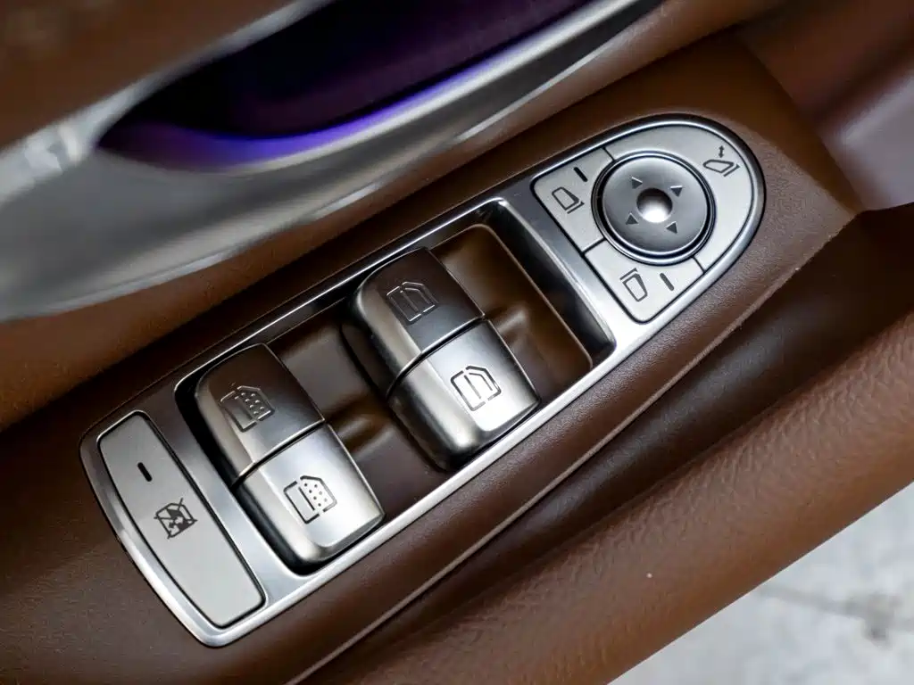 Mercedes-Benz E-Class — миниатюра 23