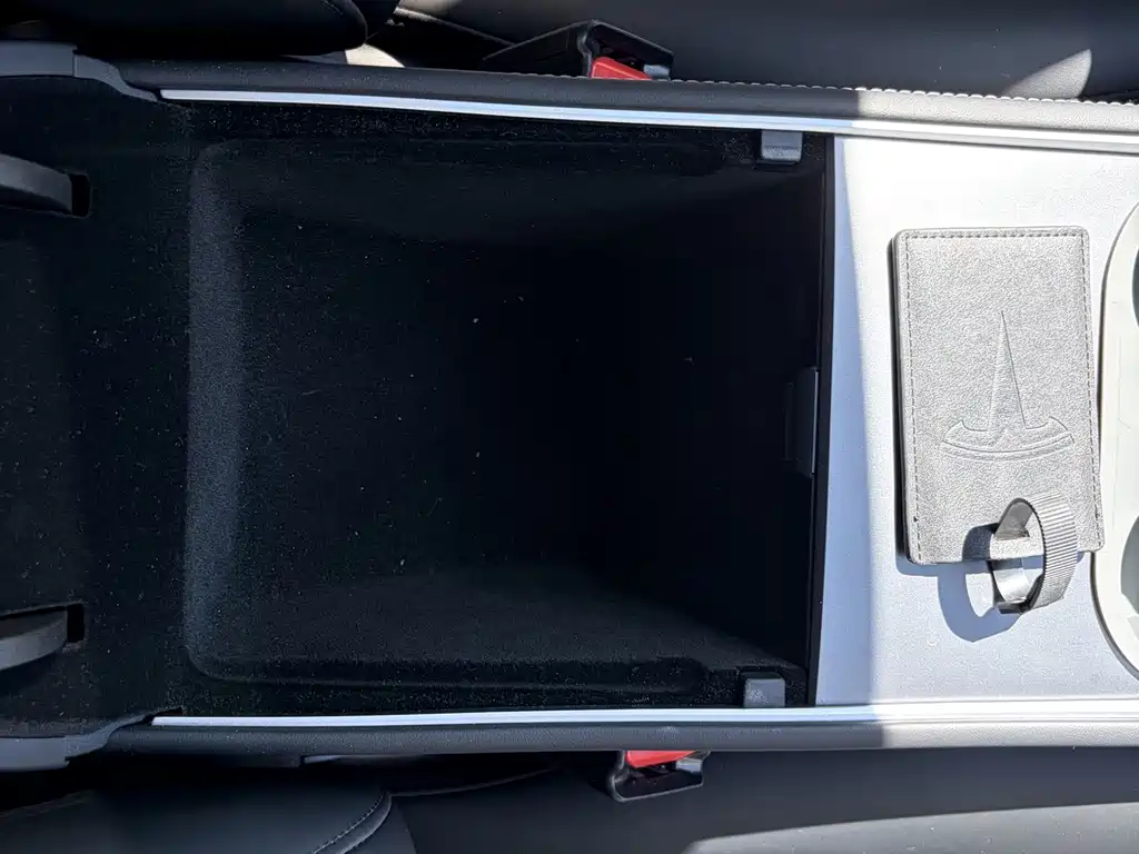 Tesla Model Y — миниатюра 14