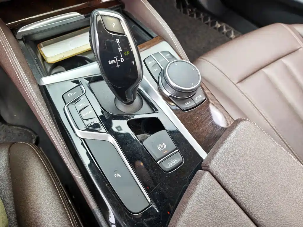 BMW 5 Series — миниатюра 6