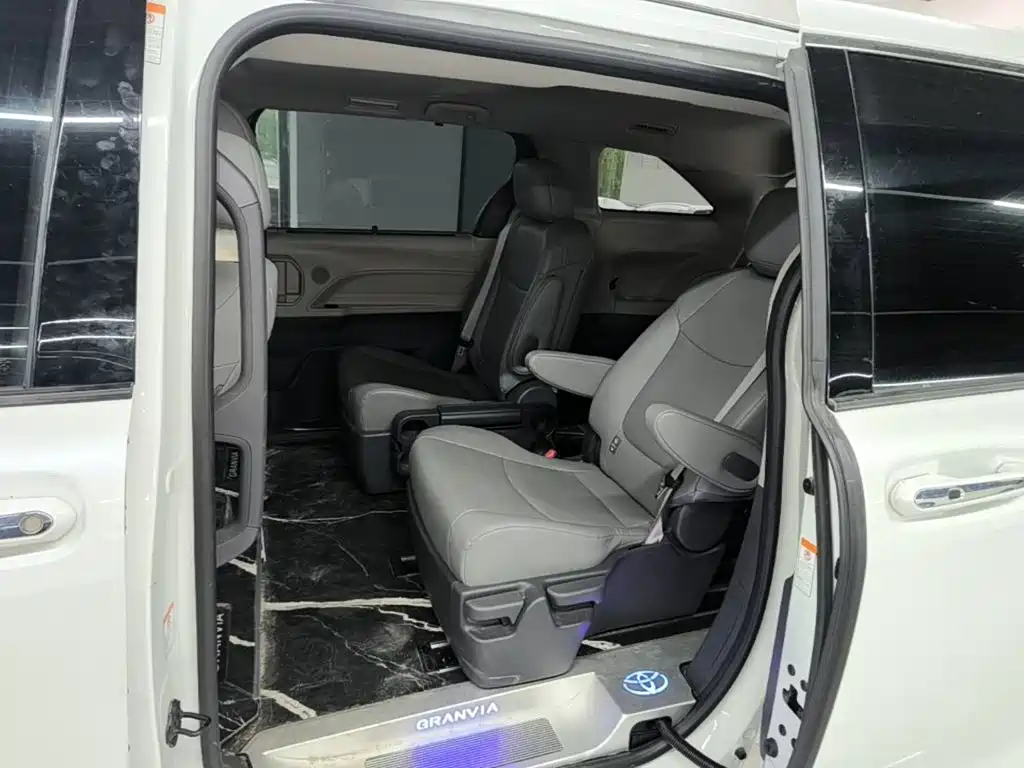 Toyota Granvia — миниатюра 17