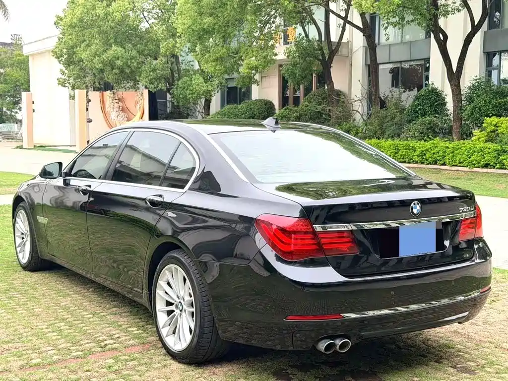 BMW 7 Series — миниатюра 8