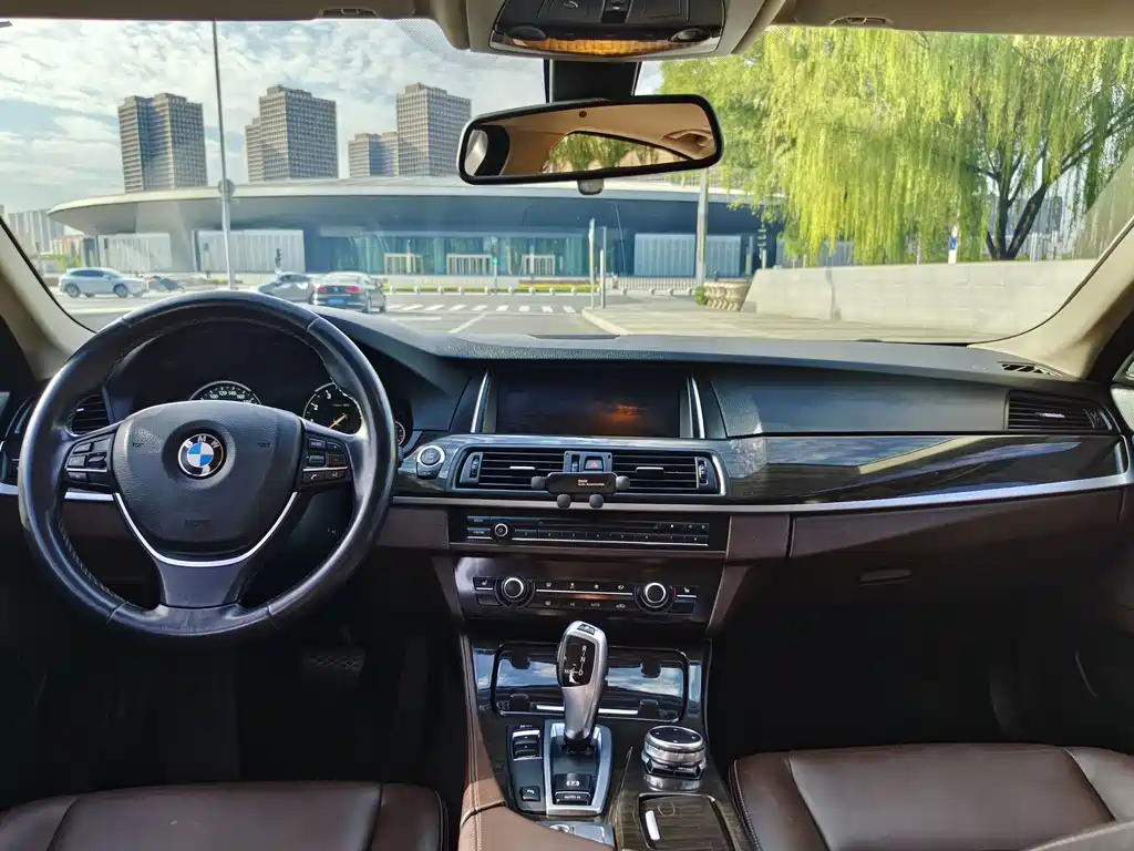 BMW 5 Series — миниатюра 10