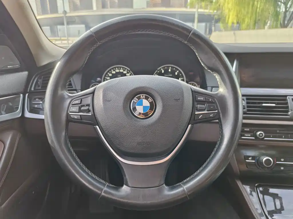 BMW 5 Series — миниатюра 11