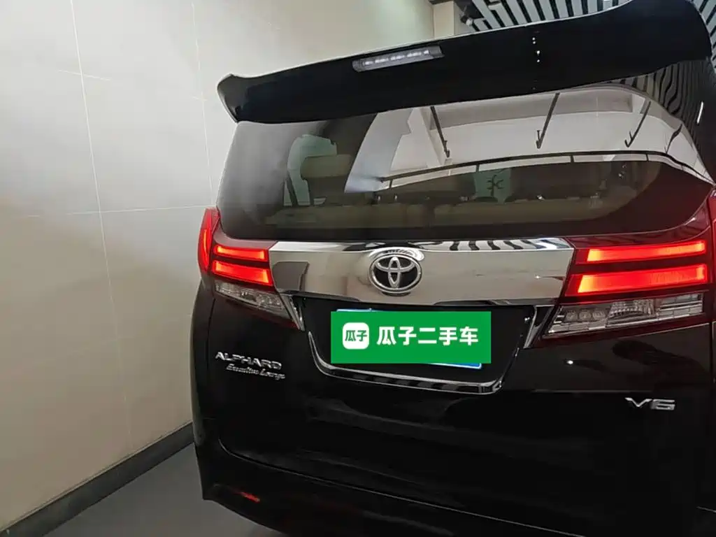 Toyota Alphard — миниатюра 6