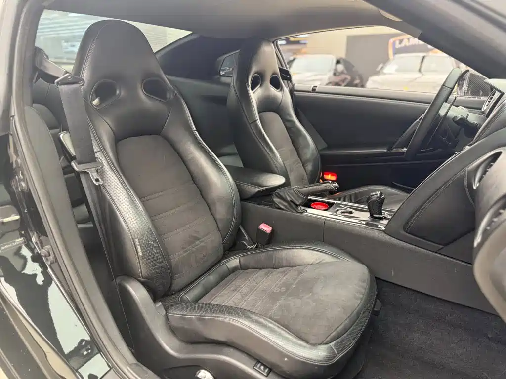 Nissan GT-R — миниатюра 11