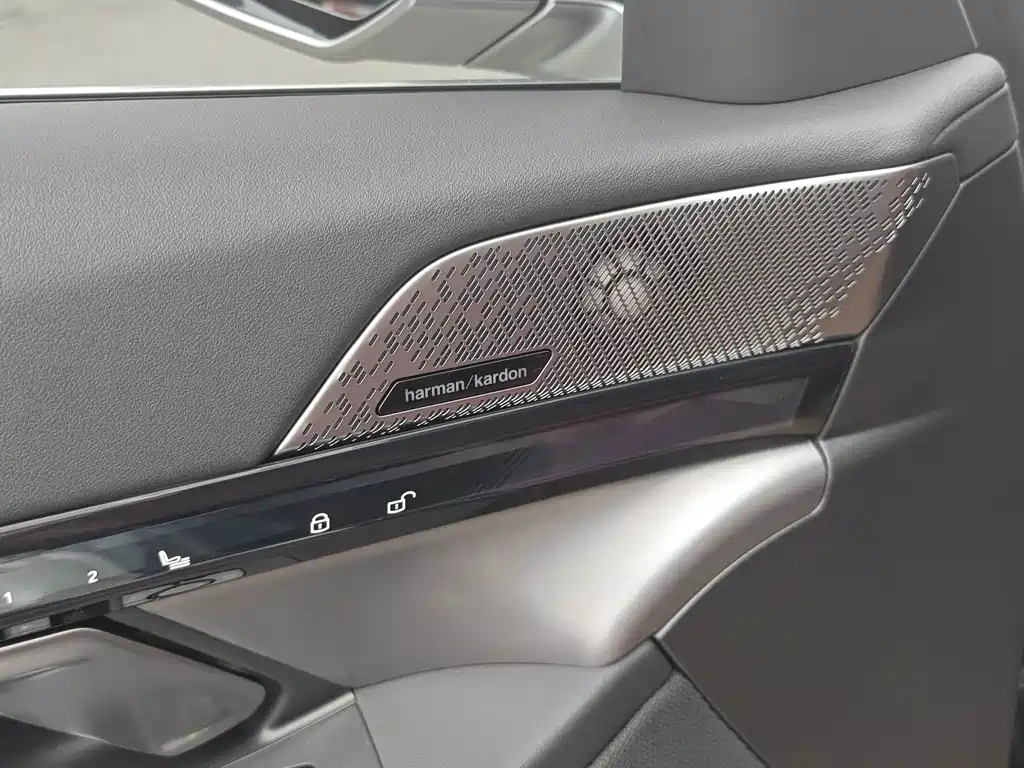 BMW 5 Series — миниатюра 17