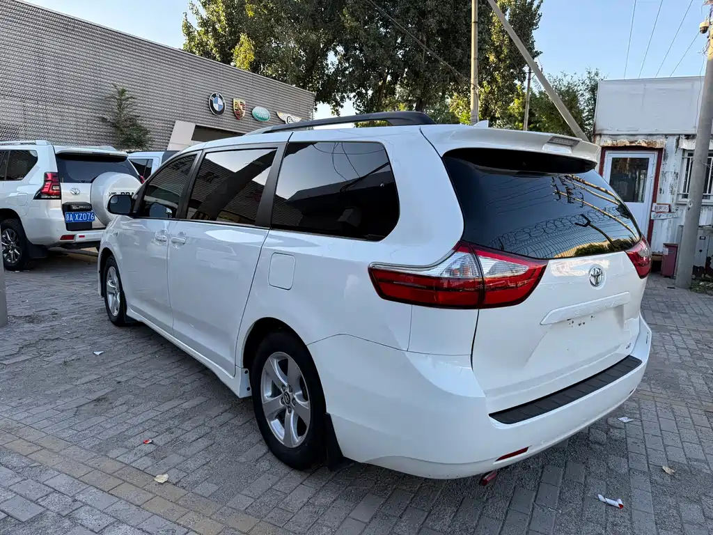 Toyota Sienna — миниатюра 19