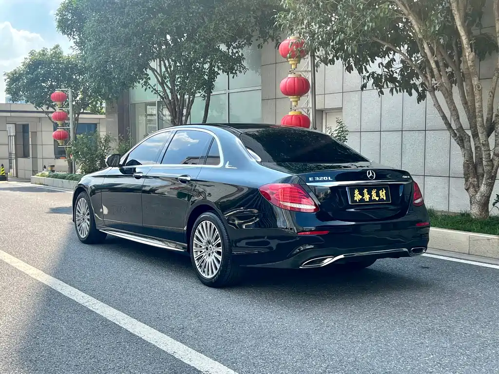 Mercedes-Benz E-Class — миниатюра 8