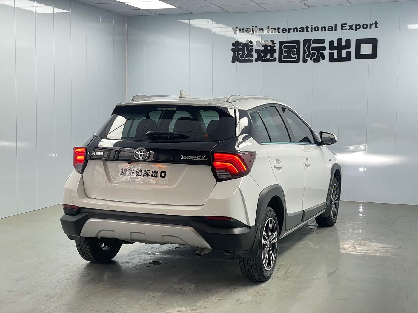 Toyota YARiS L Zhi Xuan 1.5 л 2023 г. Белый, пробег 30000 км