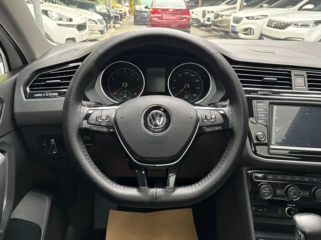 Volkswagen Tiguan L — миниатюра 14