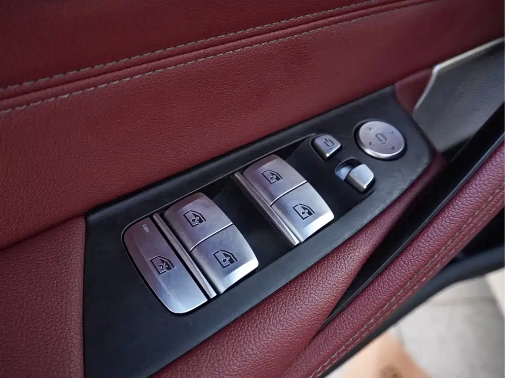 BMW 5 Series — миниатюра 10