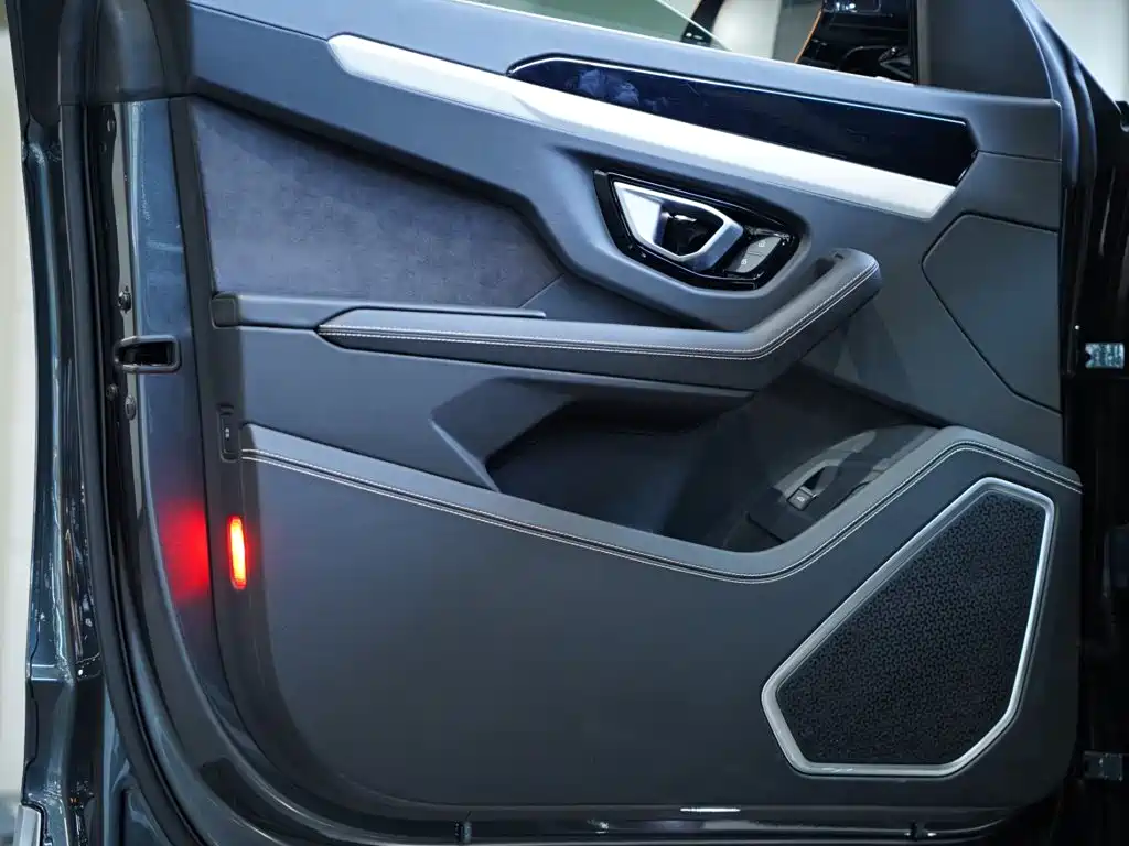 Lamborghini Urus — миниатюра 21