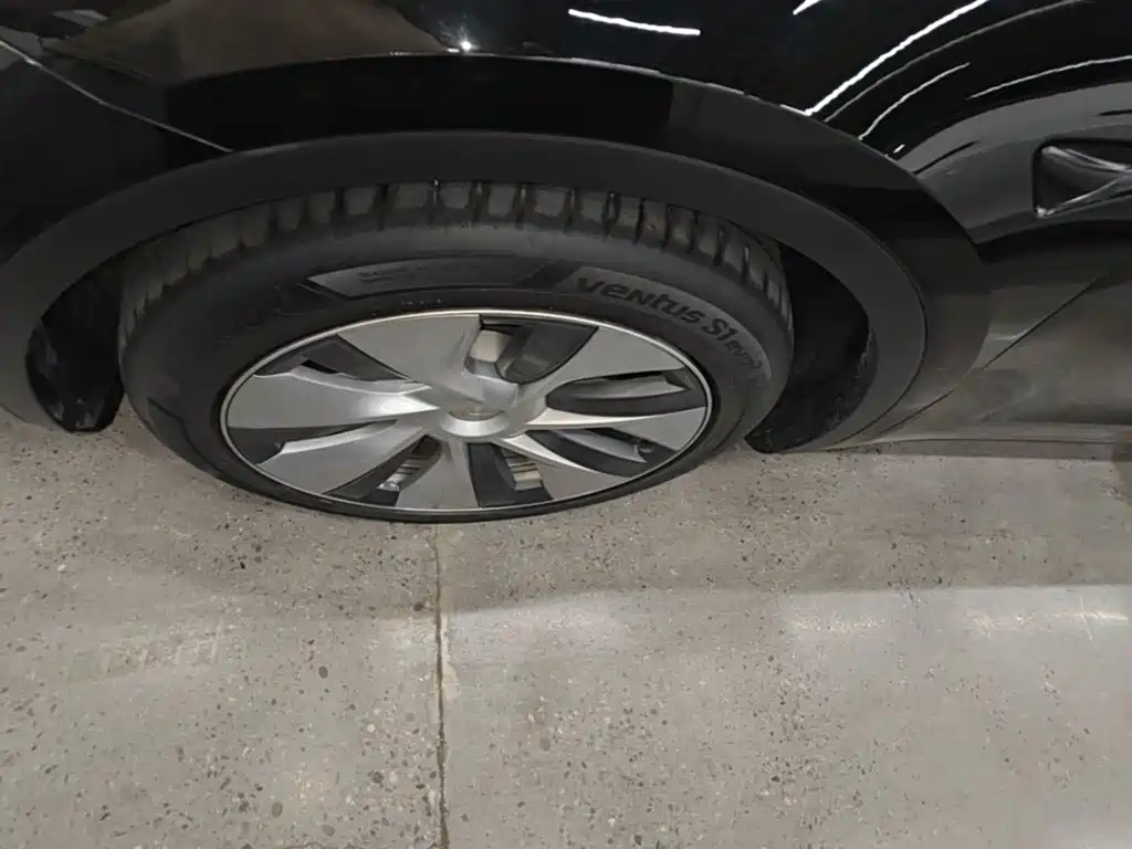 Tesla Model Y — миниатюра 25