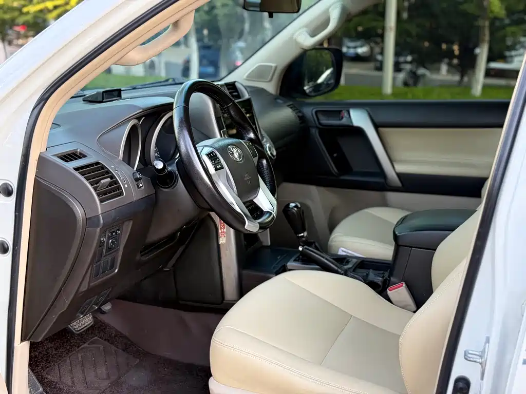 Toyota Land Cruiser Prado 2010 2.7L AT Standard