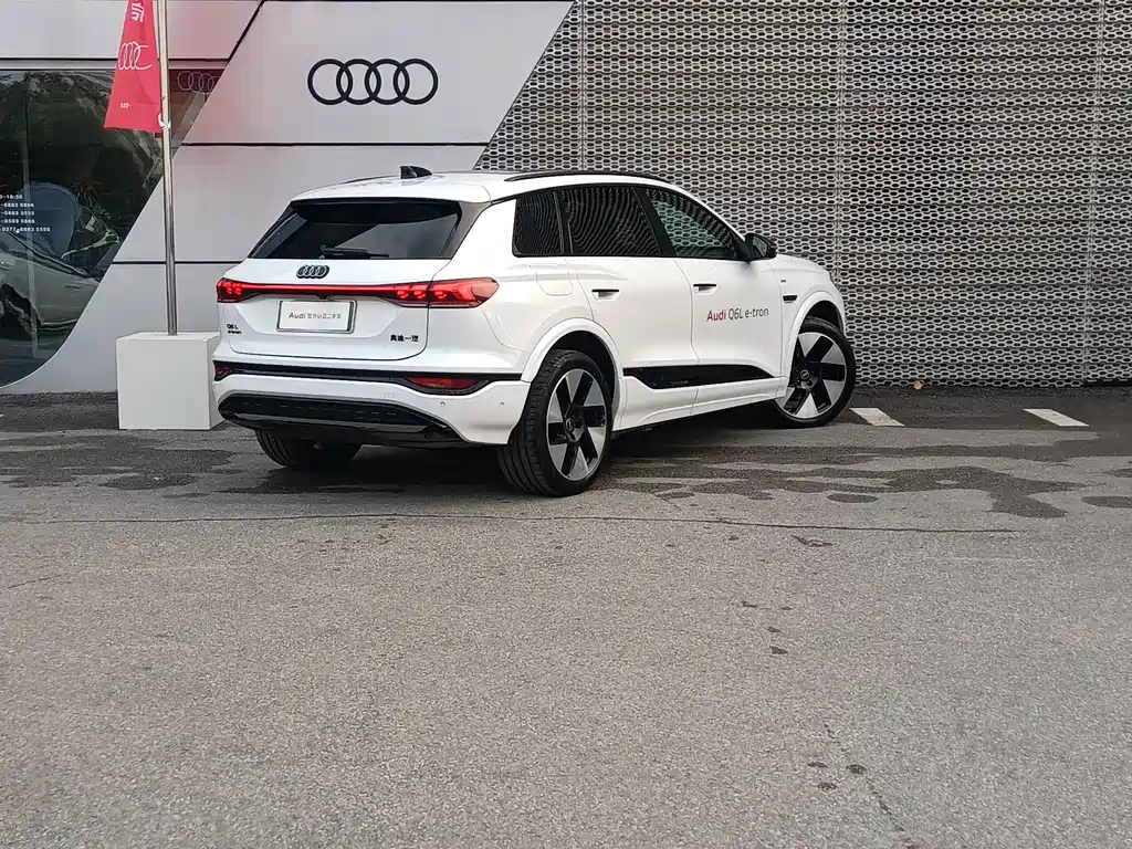 AUDI Q6L E TRON