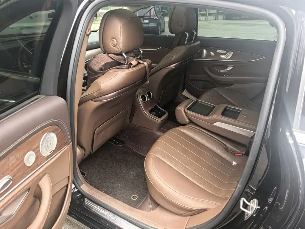 Mercedes-Benz E-Class — миниатюра 5