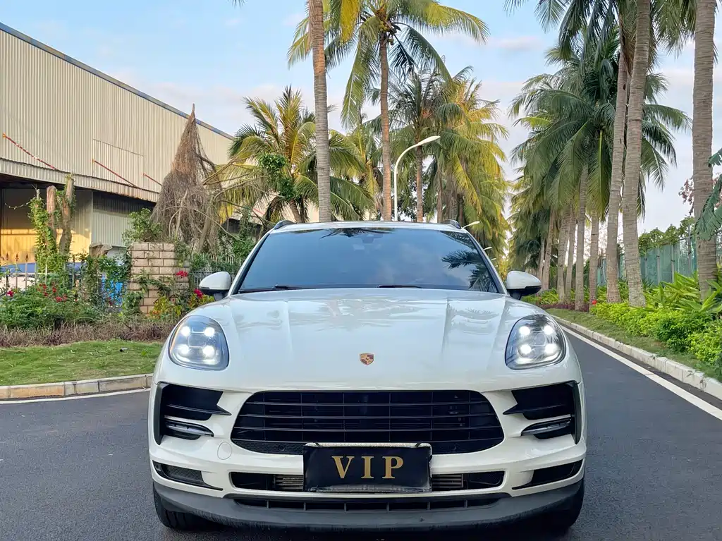 PORSCHE MACAN