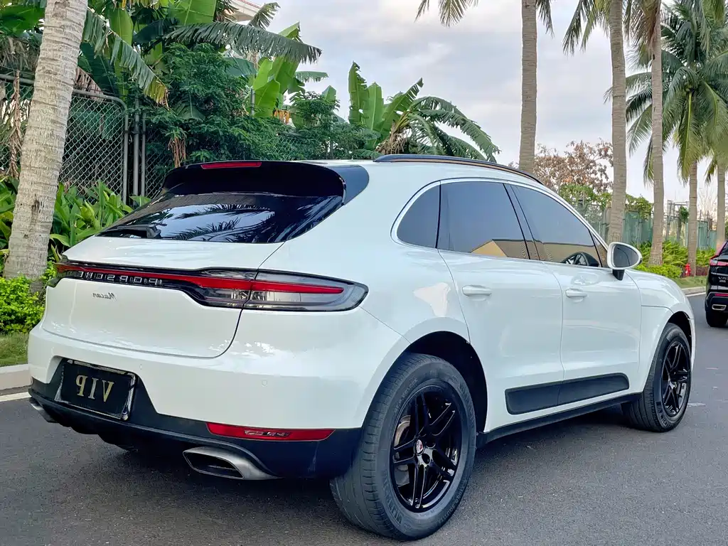 PORSCHE MACAN