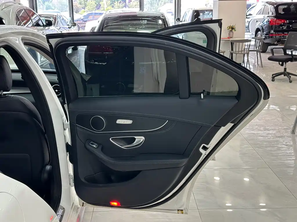 Mercedes-Benz C-Class — миниатюра 13