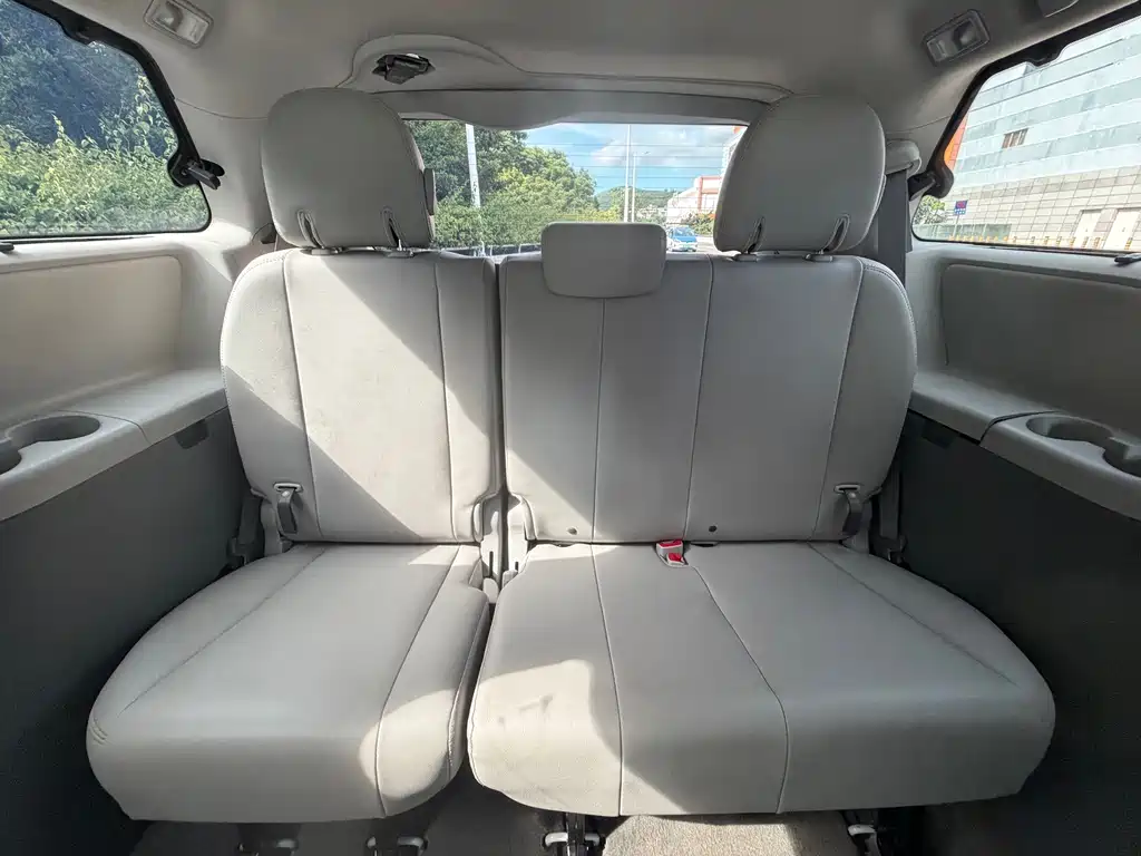 Toyota Sienna — миниатюра 10
