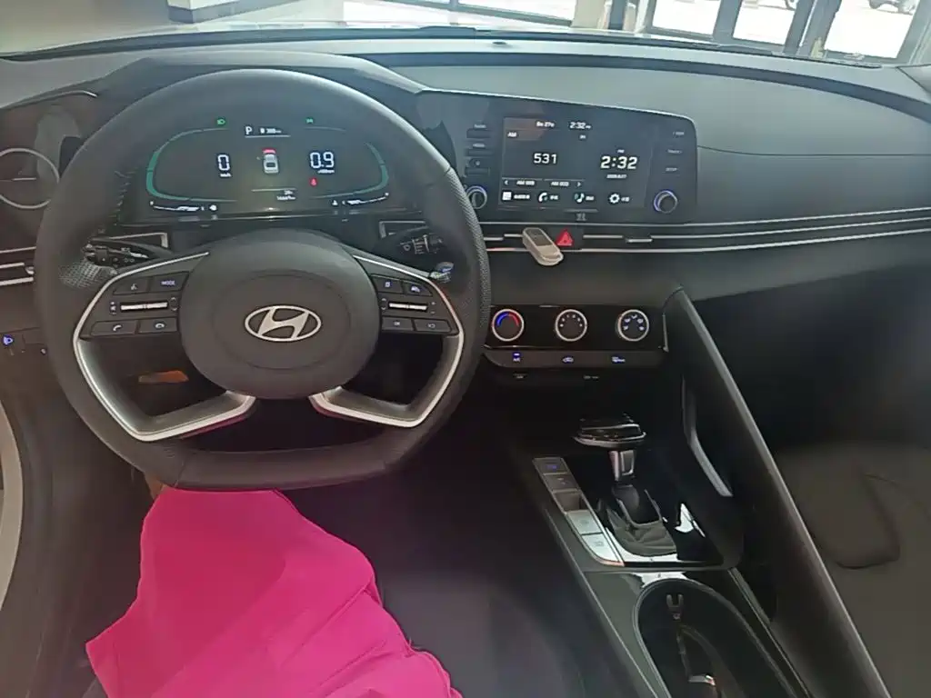 Hyundai Elantra — миниатюра 10