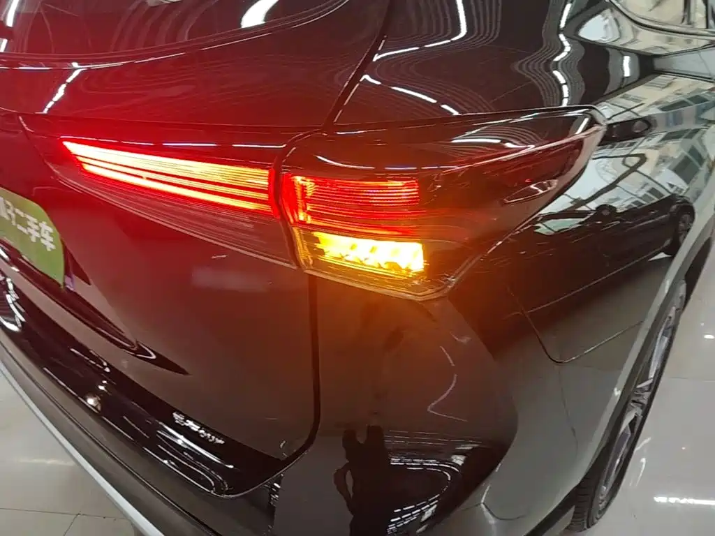 Toyota Crown Kluger — миниатюра 8