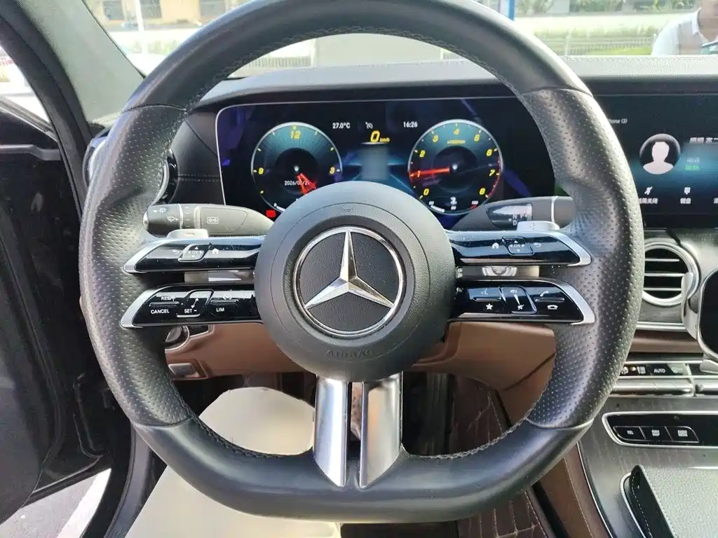 Mercedes-Benz E-Class — миниатюра 3