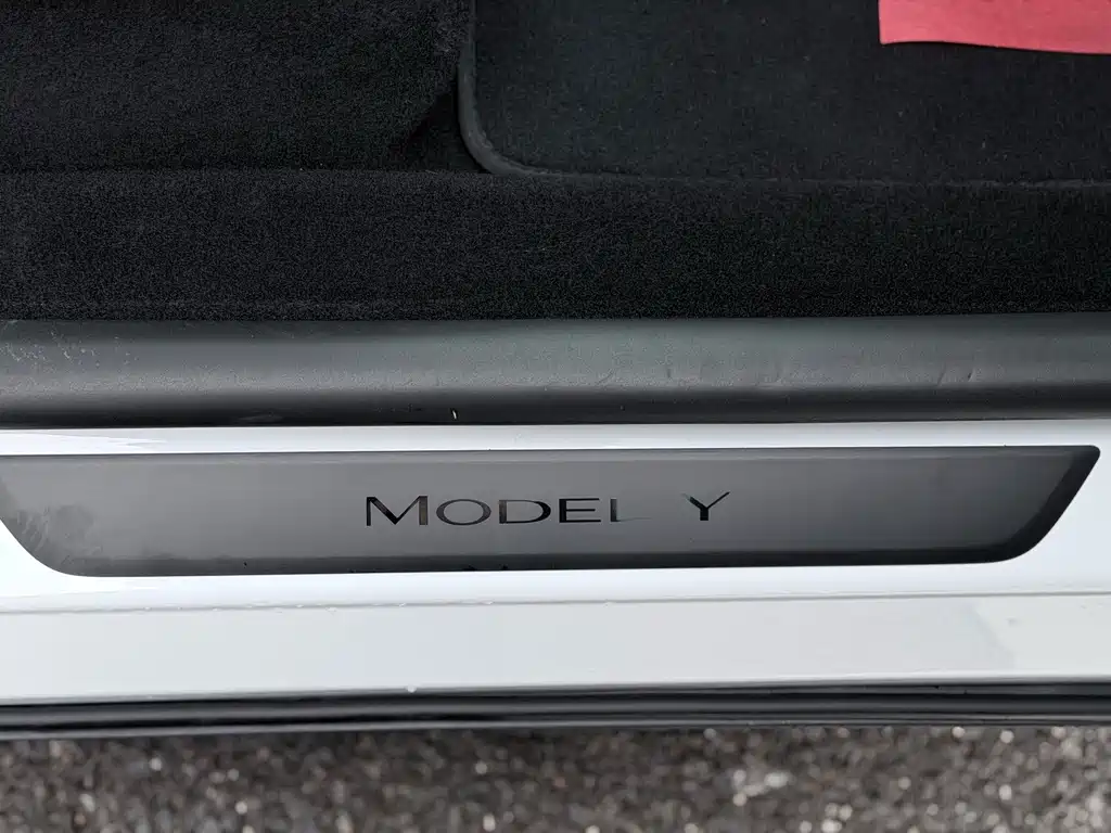 Tesla Model Y — миниатюра 16
