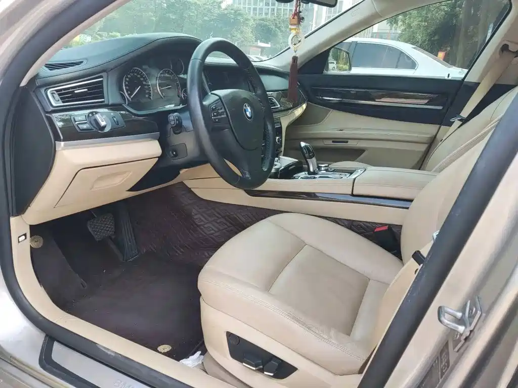 BMW 7 Series — миниатюра 3