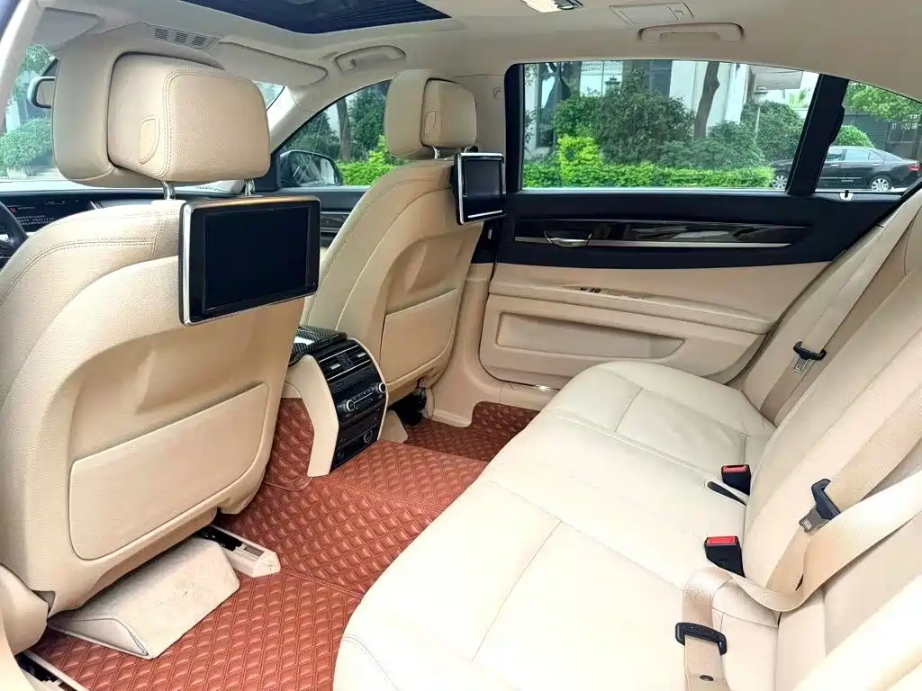BMW 7 Series — миниатюра 6