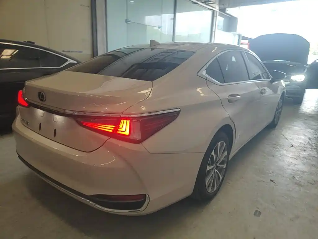 Lexus ES — миниатюра 7