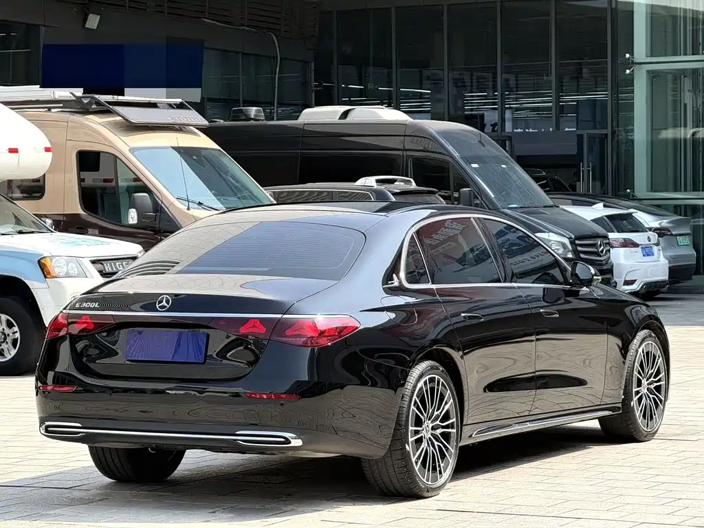 Mercedes-Benz E-Class — миниатюра 6
